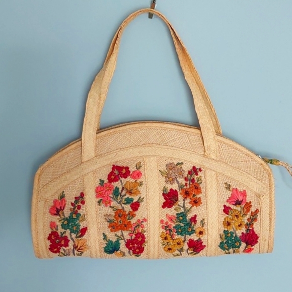 Vintage straw handbag with embroidered straw flowers